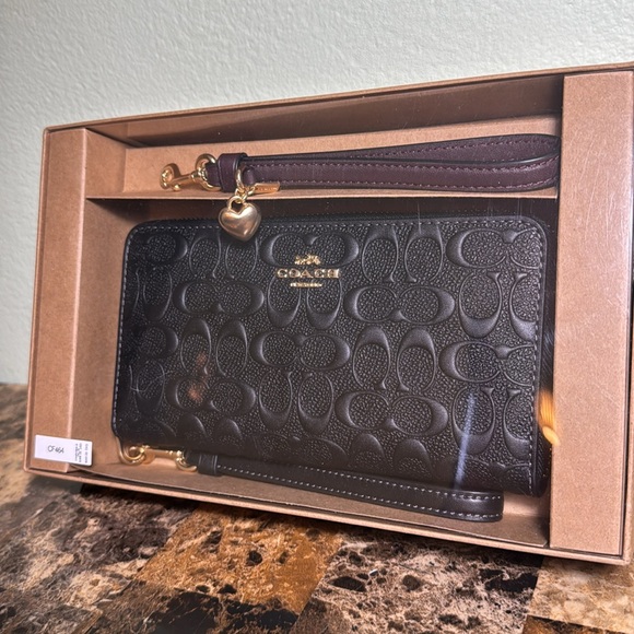 Black  Zip Around Wallet In Signature leather gift box - Picture 5 of 8